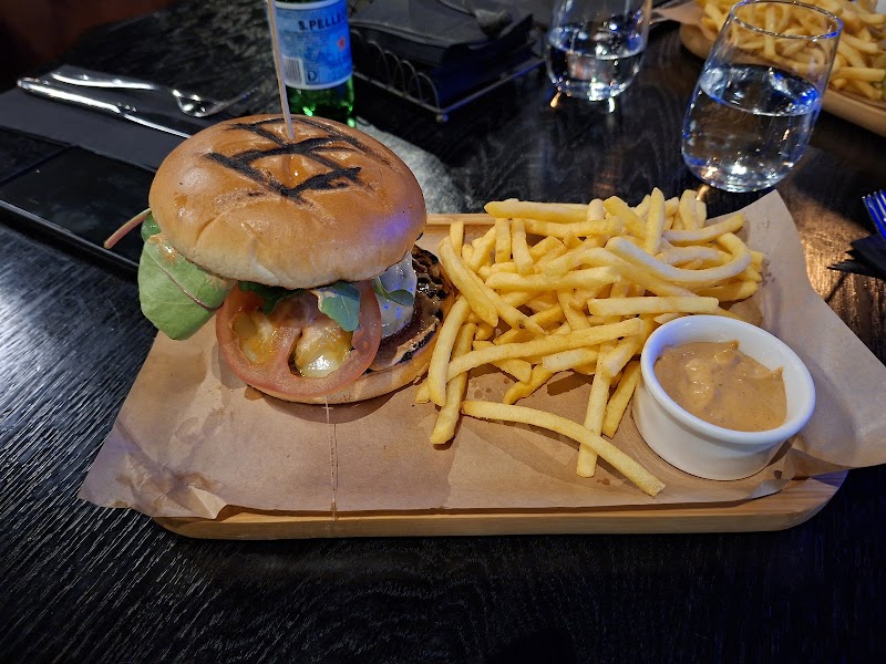 Carre Bar & Lounge